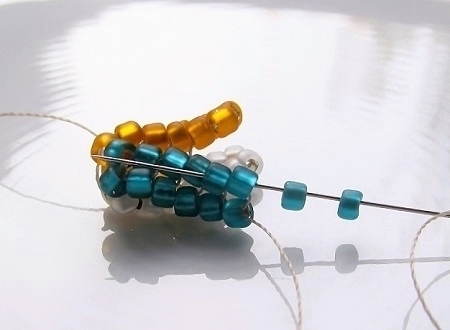 Twisted herringbone - add 2 beads in colors B